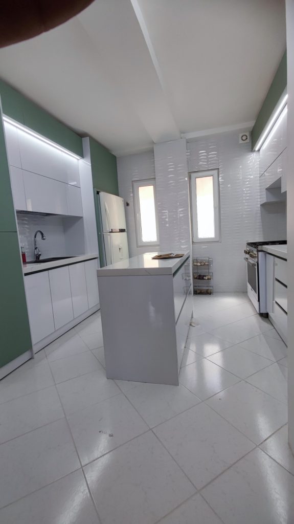 جزیره کابینت آشپزخانه با صفحه کوارتز