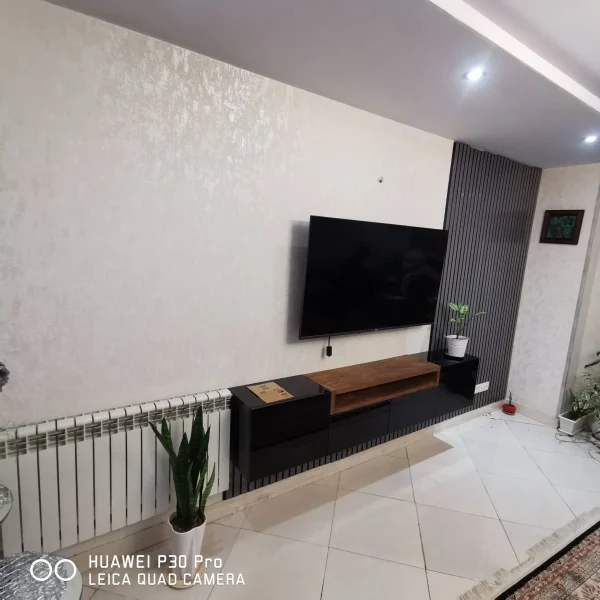 میز تلویزیون دیواری هایگلاس مشکی کد e1 - Image 5