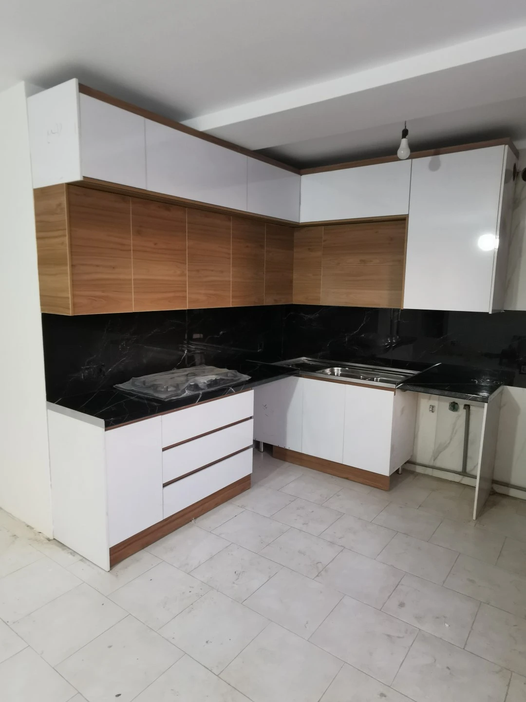 کابینت آشپزخانه کد a5 1 کابینت هایگلاس سفید گردویی
