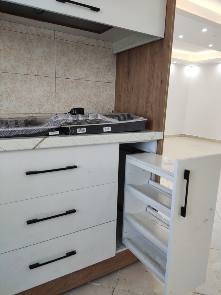 کابینت سفید با دستگیره مشکی کرج
