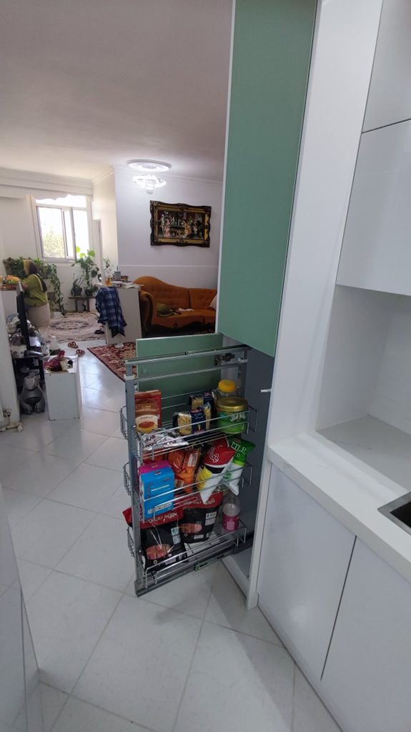 سبد سوپر ماکتی در کابینت مدرن