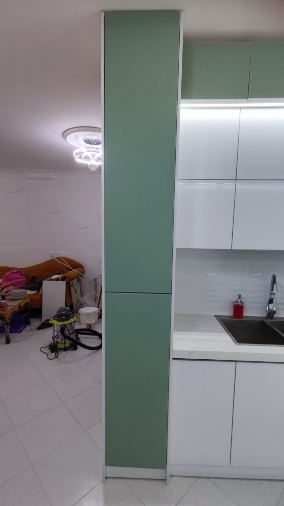استفاده از کابینت قدی ایستاده در اول چیدمان آشپزخانه کوچک