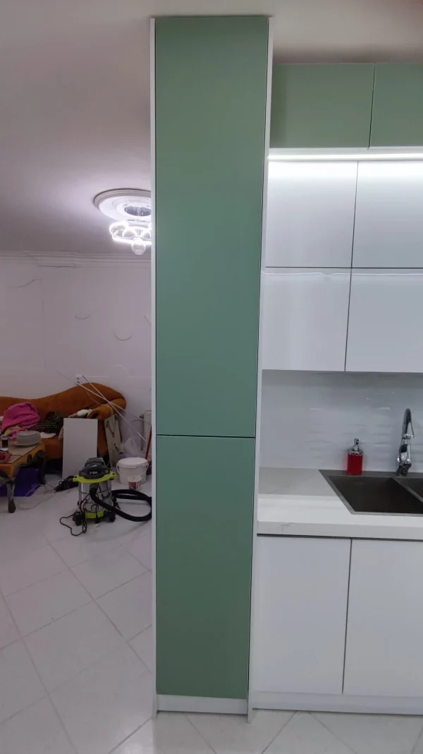 کابینت آشپزخانه کد a4 31 استفاده از کابینت قدی ایستاده در اول چیدمان آشپزخانه کوچک