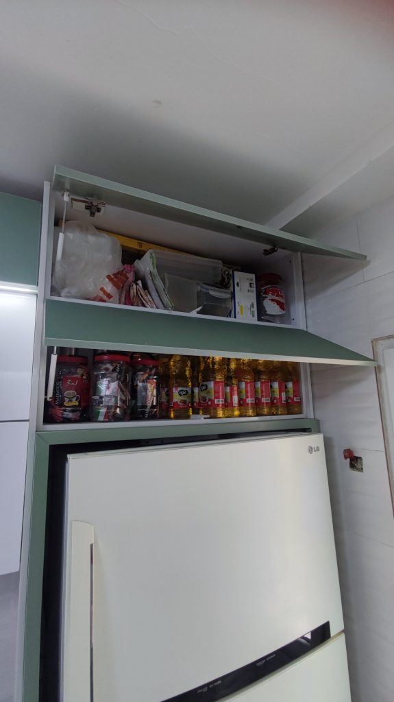 استفاده بهینه از فضای کابینت بالای یخچال