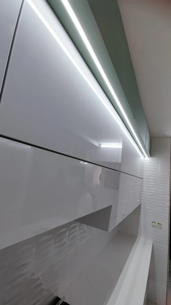 کابینت آشپزخانه کد a4 33 اجرای کابینت دو پله تا نزددیکی سقف و استفاده بهینه از فضا